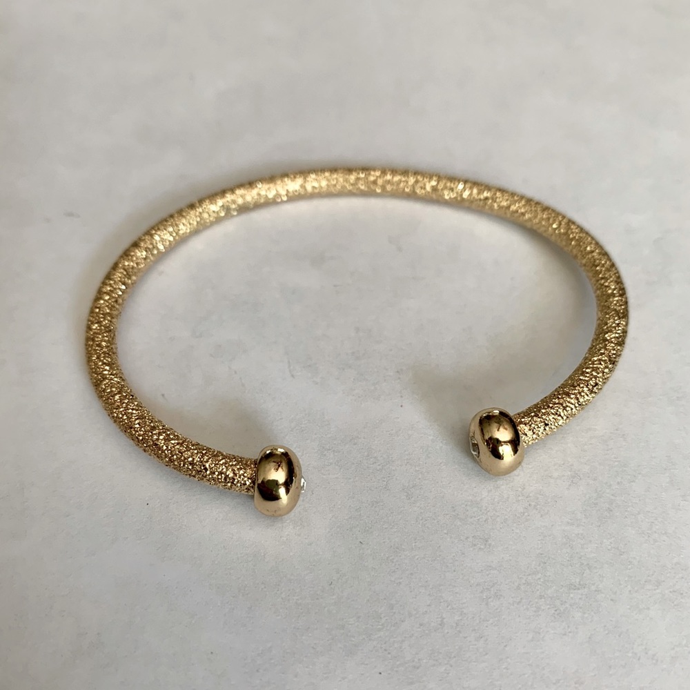 Gold bangle with diamond